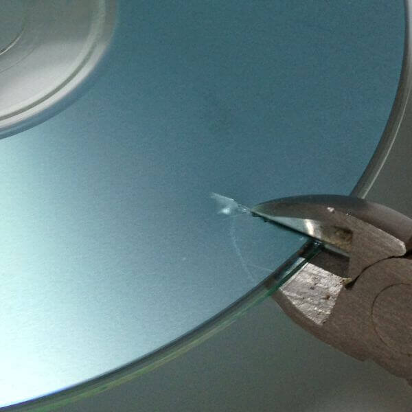 CDをニッパーで切る時の画像