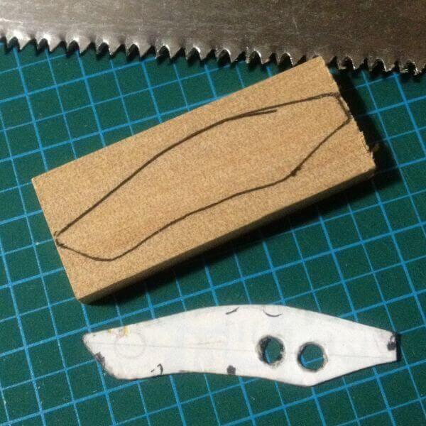 型紙を使ってアガチス材にルアーの形を転写したところ