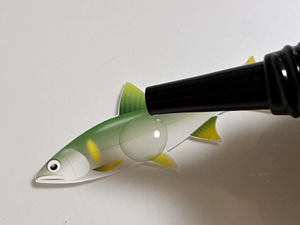 レジンをシールに落とすイメージ