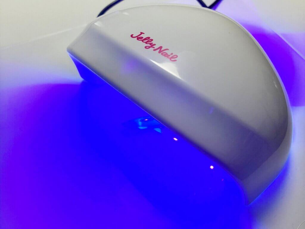 UVライトでレジンを硬化させるイメージ