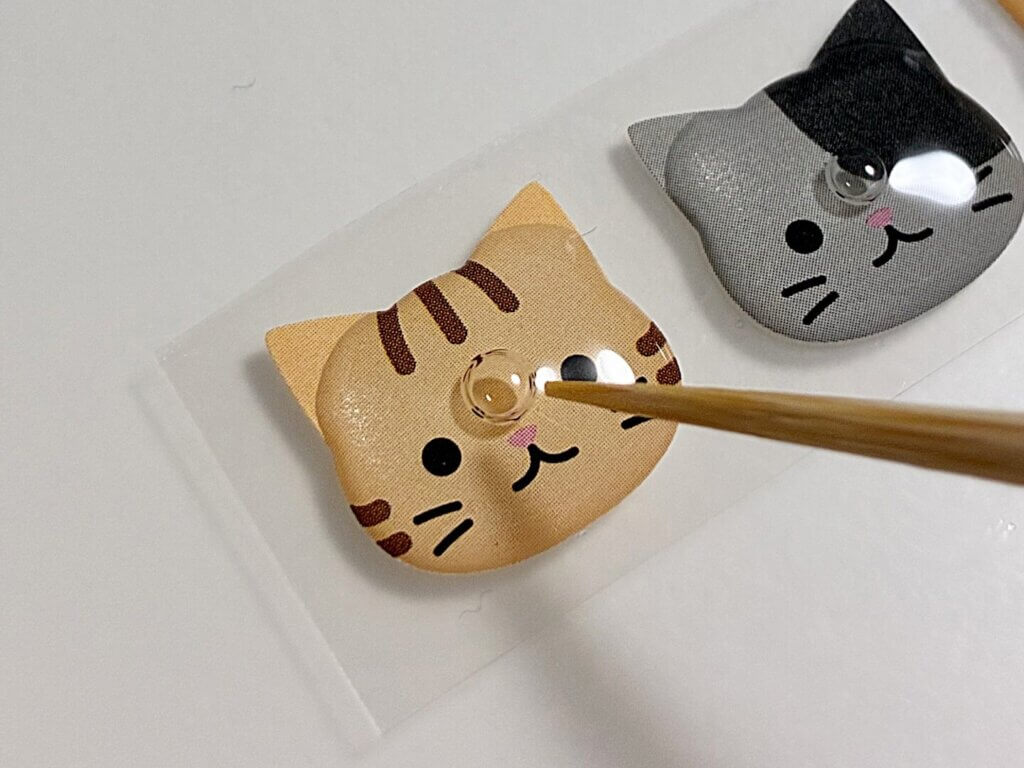 レジンに入った気泡を潰すイメージ